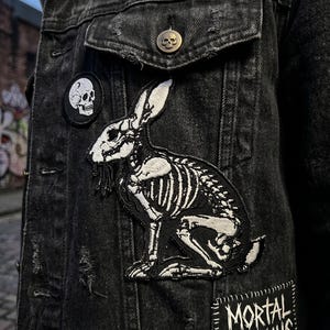 Broderad lapp med skelettkanin - gotisk kaninanatomi - mörk estetisk, kuslig och söt accessoar för jackor och ryggsäckar