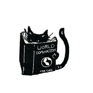 Può includere: Illustrazione in bianco e nero di un gatto che sbuca da un libro intitolato "World Domination For Cats". Il libro presenta un globo. La coda del gatto è ricurva.