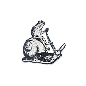Parche de rana montando un caracol - Bordado de fantasía medieval termoadhesivo - Estética cottagecore de rana - Parche caprichoso de estilo dark academia