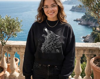 Sudadera unisex negra con estampado de lobo enojado, cuello alto y cuello redondo.