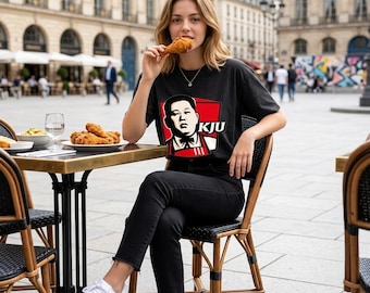 Camiseta unisex de algodón con efecto desgastado por el sol: bordes deshilachados a mano, estilo grunge urbano con aspecto envejecido.