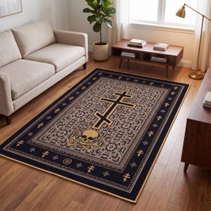 Könnte beinhalten: Ein rechteckiger Teppich mit schwarzem Hintergrund, verziert mit einem goldenen orthodoxen Kreuz sowie einem Totenkopf- und Knochenmotiv. Das Design umfasst komplexe geometrische Muster, florale Akzente und kleine Kreuze innerhalb einer Bordüre.