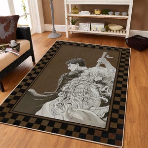 Puede incluir: Una alfombra rectangular con una ilustración en tonos sepia de dos figuras de anime. La alfombra tiene un borde a cuadros negro y marrón. Las figuras están en una pose dinámica, una de ellas sosteniendo una espada.