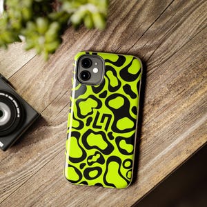 Funda para teléfono con estampado de leopardo de carreras amarillo neón/Funda inspirada en el deporte motorizado LN4/Estampado animal fluorescente/Regalo para fans de la Fórmula 1/iPhone 17 16 Samsung S25