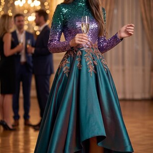 Puede incluir: Vestido de fiesta con cuello alto y mangas largas. El corpiño presenta lentejuelas verdes y moradas, mientras que la falda es turquesa con bordados de hojas doradas. Se complementa con tacones iridiscentes, ideal para eventos.