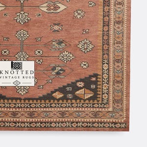 Ręcznie tkany dywan z terakoty wełnianej – tradycyjny turecki styl boho w salonie