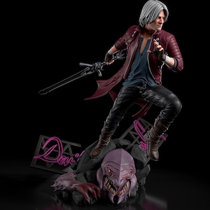 Peut inclure: Figurine détaillée d'un personnage en manteau rouge et pantalon noir, tenant une épée. La figurine est posée dynamiquement sur une base rocheuse avec une tête de monstre et le mot "Devil" en rose néon.