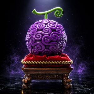 Può includere: Un frutto sferico viola con una superficie strutturata da spirali in rilievo e un gambo verde con punta ricurva. Il frutto poggia su un cuscino di velluto rosso con bordo dorato, posizionato sopra un piccolo piedistallo in legno intagliato.