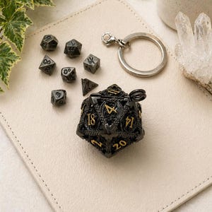 Portachiavi con dado D20 nero e set di mini dadi – Porta dadi apribile per D&D, giochi di ruolo e da tavolo