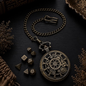 Könnte beinhalten: Eine antike Taschenuhr in Messingoptik mit einem komplexen, freiliegenden Zahnraddesign auf dem Deckel, befestigt an einer passenden Metallkette. Neben der Uhr liegen mehrere kleine, metallische polyedrische Würfel mit eingravierten Zahlen.