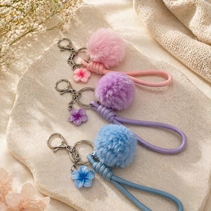 Pastell Schlüsselanhänger mit Pompon – Rosa, Lila, Blau – Niedlicher Taschenanhänger mit Blume