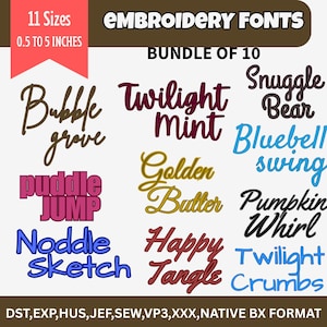 Puede incluir: Una taza de cerámica blanca con un asa negra y el texto "But First, Coffee" en negro, con una fuente de estilo manuscrito. La taza está sobre una superficie blanca.