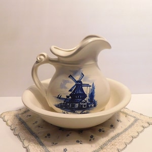 McCoy Pottery Großer Delft Blauer Krug & Schüssel mit Windmühlenmotiv, Made in U.S.A., ca. 1970er Jahre, Sehr guter Zustand