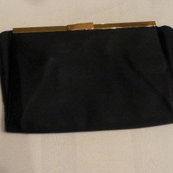 vintage Saks Fifth Avenue Black Satin « Fold Over » P.M. Bag, design breveté aux États-Unis, excellent état inutilisé