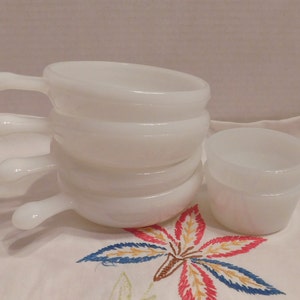 Glasbake von Jeanette Glas: 4 Lug Henkel Suppenschüsseln + 2 Knuddeltassen, weiß, ca. 1960er Jahre