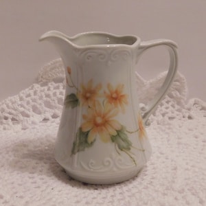 CHODZIEZ, Polen, Milchkännchen, gelbe Wildblumen-Design, signiert, 4&quot; H., erscheint unbenutzt