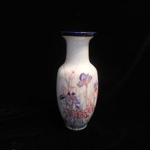 AYAME, Seizan, Japón 8 1/4 "H. Jarrón de porcelana de flores de iris púrpura y rosa con tapa separada, venta de fincas Encontrar