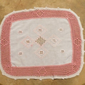 Vintage Handmade Pink Crochet Openwork On Linen 24&quot; x 20&quot; Table Topper, Ca. 1940&#39;s