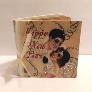 Terra Traditions "Happy New Year" Album fotografico decorato con cristalli, contiene 26 foto 4" x 6", nuovo, vecchio stock in scatola originale Kraft