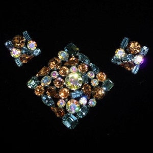 Frühes WEISS Brosche und Ohrclips Set, Weiß A.B., Golden Topaz & Stahlblau Österreichische Kristalle, Japanisches Finish, Alle signiert