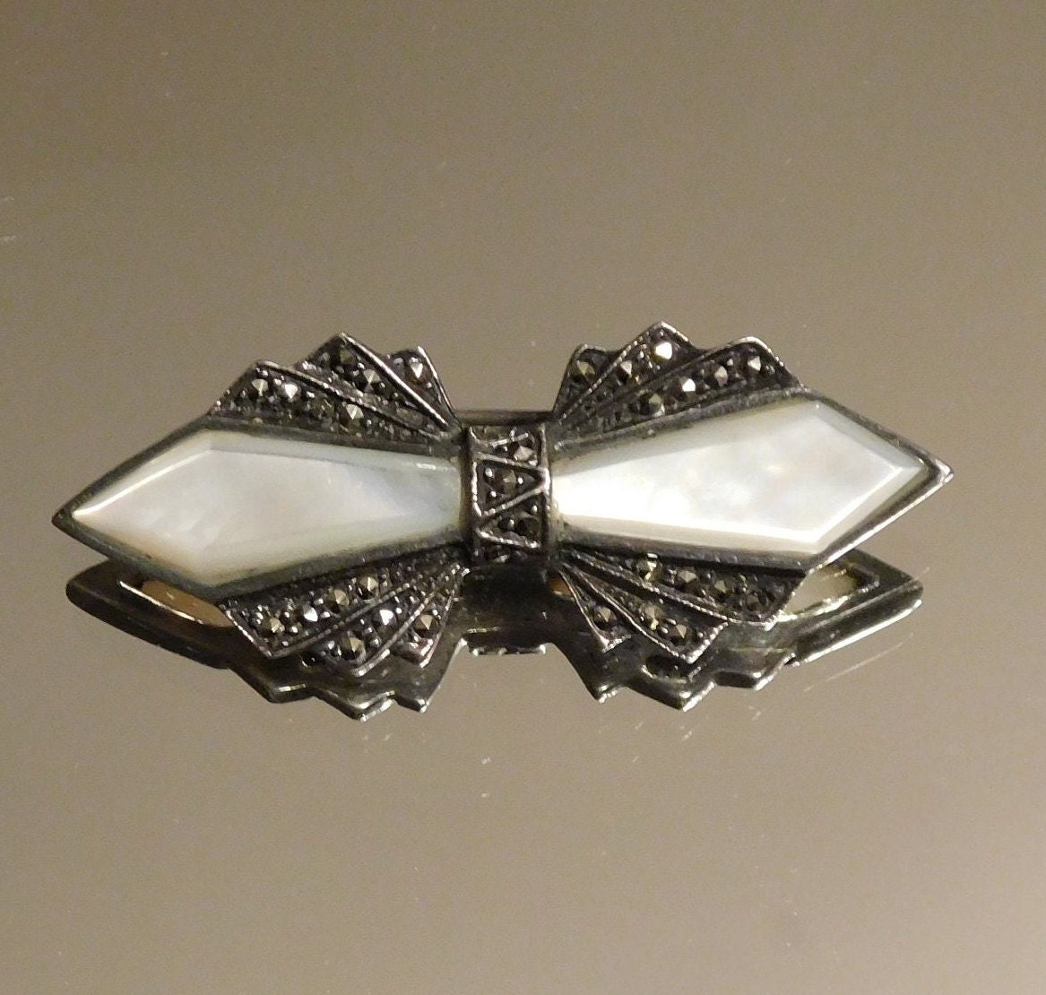 Broche Art Déco Années 1920 - Argent Massif Et Nacre Avec Marcassite - Bijou Ancien
