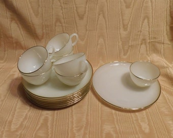 Fire King Anchor Hocking Set mit 7 weißen durchscheinenden Milchglas-Snack-Sets, Goldrand, erscheint unbenutzt