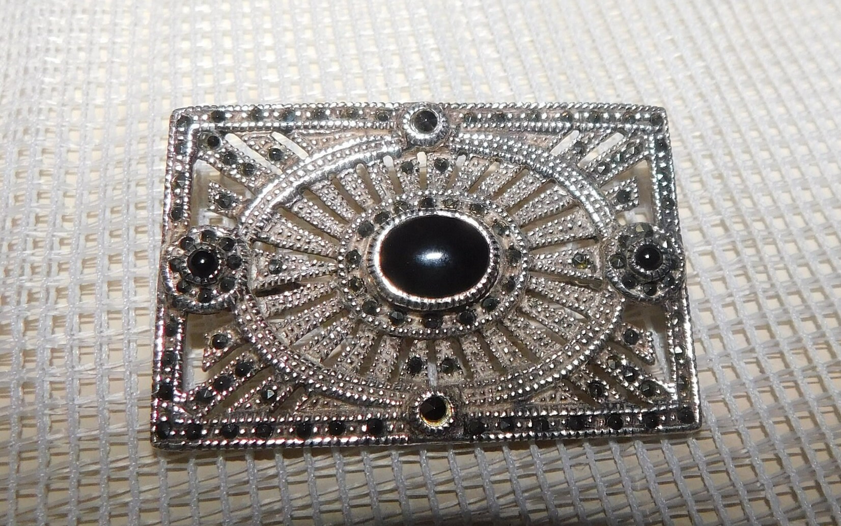 アールデコ調オニキスブローチ：スターリングシルバー＆マーカサイト