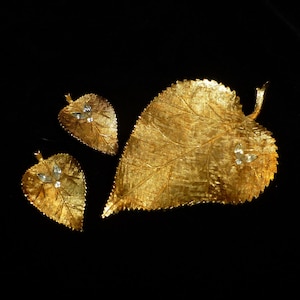 BSK Jewelry Brooch & Clip Earrings Set, Golden Metal Leaves Design + Clear Stone Accents, Appears Unused, Excellent Condition