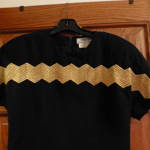 Jahrgang 1980 Chetta B kleine schwarze Kleid, Fett Gold Metallic Stickerei, Größe 8, voll gefüttert, hergestellt in USA, Lord und Taylor Label, 1 Besitzer