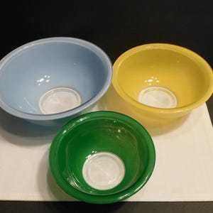 Vintage Pyrex Mixed Colors Set Of 3 Clear Glass Bottom Nesting Bowls, Very Good Condition, Ca. 1980&#39;s