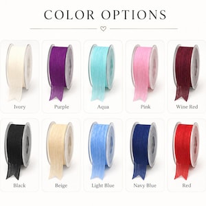 Puede incluir: Una colecci&oacute;n de catorce carretes de cinta transparente dispuestos en dos filas, etiquetados como COLOR OPTIONS. Los colores incluyen amarillo, marfil, morado, aguamarina, rosa, rojo vino, amarillo brillante, rosa viejo, negro, beige, azul claro, azul marino, rojo y rosa intenso.