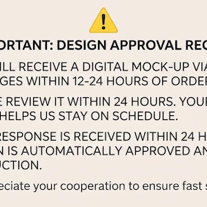 Puede incluir: Un gr&aacute;fico informativo beige con un icono de tri&aacute;ngulo de advertencia amarillo y texto negro que dice: IMPORTANT: DESIGN APPROVAL REQUIRED. Incluye vi&ntilde;etas con iconos de reloj, calendario y cohete que detallan el proceso de dise&ntilde;o.