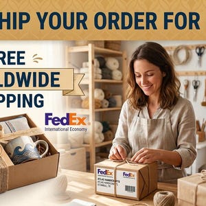 Puede incluir: Una caja de regalo de cart&oacute;n marr&oacute;n atada con cordel, que contiene una taza de cer&aacute;mica con un patr&oacute;n de olas azules y una peque&ntilde;a bolsa. Una etiqueta redonda con la inscripci&oacute;n HANDMADE TURKEY est&aacute; sujeta al cordel junto a informaci&oacute;n de env&iacute;o.