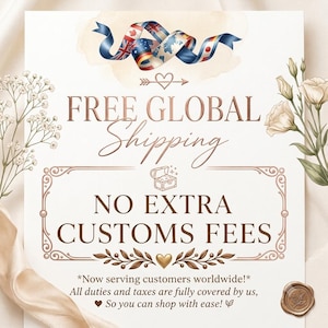 Puede incluir: Un letrero rectangular con el texto FREE GLOBAL SHIPPING y NO EXTRA CUSTOMS FEES en letras marrones. El dise&ntilde;o incluye una cinta con varias banderas nacionales, un icono de cofre del tesoro e ilustraciones florales en los laterales.