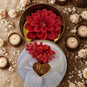 Puede incluir: Un juego de tres tazas de cerámica con un acabado moteado y mate. Las tazas son de color crema, gris claro y gris oscuro. Cada taza tiene un diseño simple y minimalista y un asa redondeada. Las tazas están apiladas.