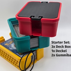 Könnte beinhalten: Ein Stapel aus drei bunten Kartenboxen in Rot, Türkis und Gelb, mit einem schwarzen Deckel. Die gelbe Box befindet sich unten, mit einer türkisfarbenen Box in der Mitte und einer roten Box oben. Der Text "Starter Set" ist sichtbar.