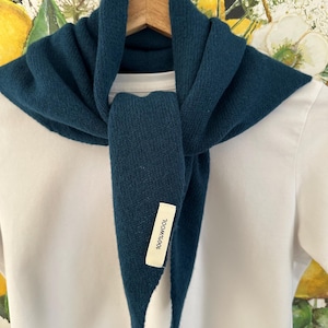 Bufanda triangular 100% lana / Chal minimalista azul marino / Accesorio acogedor para el invierno