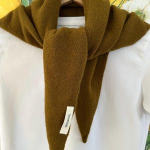 Dreieckschal aus 100 % Wolle | Khakifarbener Strickschal | Minimalistisches Winteraccessoire