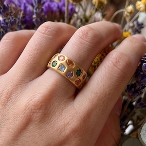 Anillo grueso de oro con forma de cúpula, anillo llamativo con circonitas cúbicas de colores, anillo con múltiples piedras preciosas, joyería vintage bohemia.
