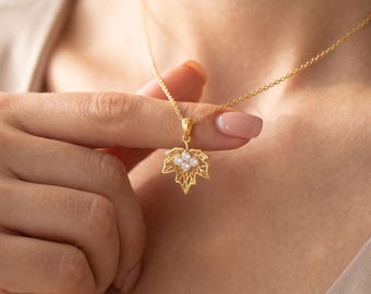 ゴールドの秋の葉のネックレス、きらめくキュービックジルコニアのメープルペンダント、繊細な秋のジュエリー、ミニマルな森のネックレス