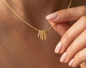 ミニマルなサンバーストネックレス、幾何学的なゴールドバーペンダント、繊細なスネークチェーン、彼女へのシンプルなギフト