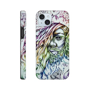Op de afbeelding: Een witte telefoonhoes met een gedetailleerde illustratie van een menselijk gezicht. Het kunstwerk toont lang, vloeiend haar en een baard, weergegeven in een regenboog van kleuren. Ingewikkelde patronen en ontwerpen omringen het gezicht.