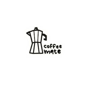 Puede incluir: Una pegatina en blanco y negro con una ilustración estilizada de una cafetera italiana. Las palabras "coffee mate" están escritas en una fuente lúdica junto a la cafetera.
