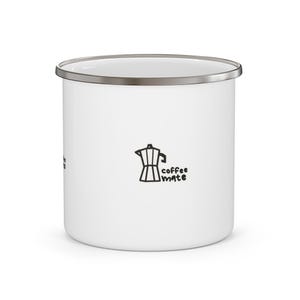 Puede incluir: Taza de café de esmalte blanco con borde plateado. La taza presenta una ilustración negra de una cafetera italiana y las palabras "coffee mate" en negro, con una fuente manuscrita. Un diseño sencillo pero elegante para los amantes del café.