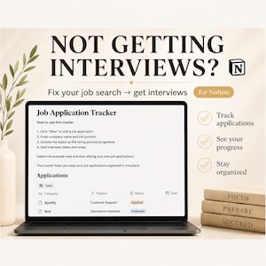 Può includere: Uno schermo di computer portatile che mostra un modello di tracciamento delle candidature per Notion. L'interfaccia include istruzioni, una tabella con colonne per azienda, posizione, stato e data, oltre al testo NOT GETTING INTERVIEWS? e FOCUS PREPARE SUCCEED.