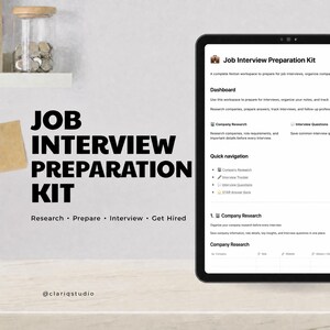 Op de afbeelding: Een digitale voorbereidingskit voor sollicitatiegesprekken op een tabletscherm, met een Notion-werkruimtedashboard met secties voor bedrijfsonderzoek en interviewvragen. De tekst luidt Job Interview Preparation Kit.