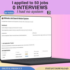 Puede incluir: Un portátil negro muestra un sistema Notion para la búsqueda de empleo. La pantalla muestra un panel de control y un rastreador de solicitudes de empleo. El texto en la parte superior dice: «Solicité 50 trabajos, 0 entrevistas». También se ven las palabras «Producto digital» y «Descarga instantánea».