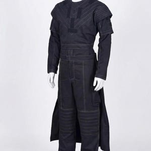 Puede incluir: Una taza de cer&aacute;mica blanca con un asa negra y el texto "But First, Coffee" en un estilo manuscrito. La taza est&aacute; sobre una superficie blanca. La taza mide 10 cm de alto.