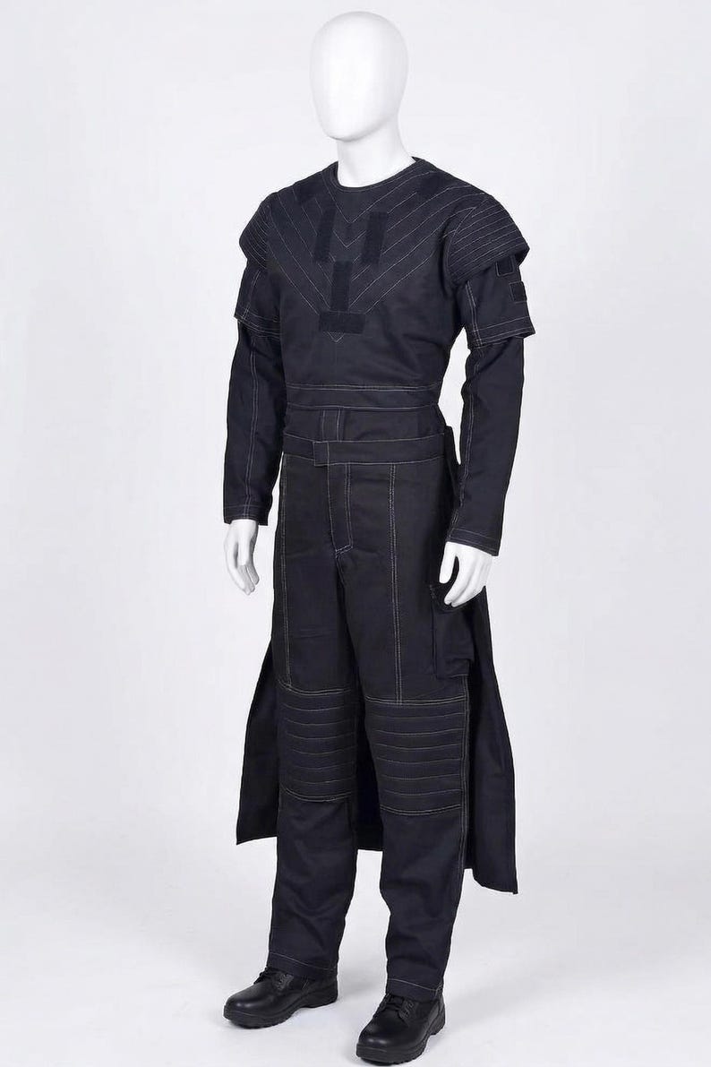 Puede incluir: Una taza de cer&aacute;mica blanca con un asa negra y el texto "But First, Coffee" en un estilo manuscrito. La taza est&aacute; sobre una superficie blanca. La taza mide 10 cm de alto.