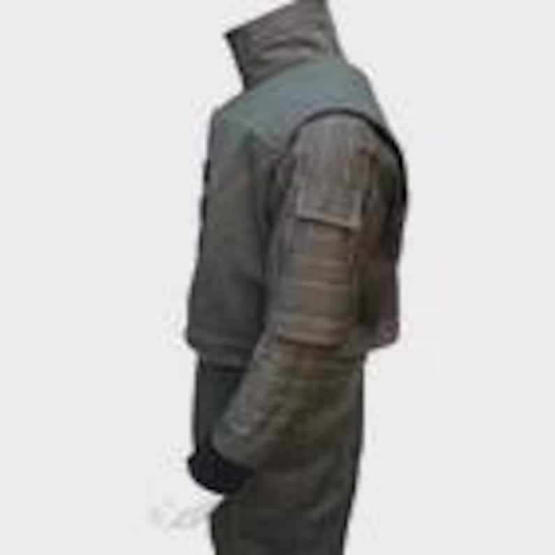 Puede incluir: Un chaleco t&aacute;ctico gris con hombros y mangas acolchadas. El chaleco tiene m&uacute;ltiples bolsillos y un cuello alto. Las mangas son de un gris m&aacute;s oscuro que el cuerpo. Dise&ntilde;ado para protecci&oacute;n y utilidad.